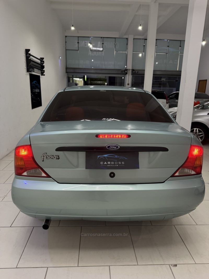FOCUS 2.0 GHIA 16V FLEX 4P MANUAL - 2001 - CAXIAS DO SUL