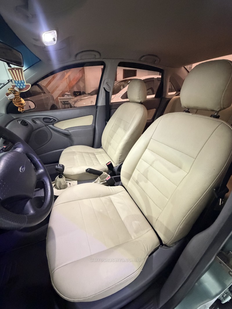 FOCUS 2.0 GHIA 16V FLEX 4P MANUAL - 2001 - CAXIAS DO SUL