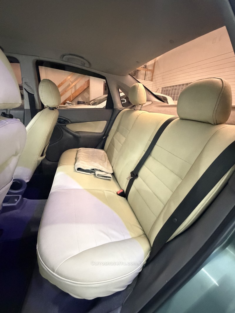 FOCUS 2.0 GHIA 16V FLEX 4P MANUAL - 2001 - CAXIAS DO SUL