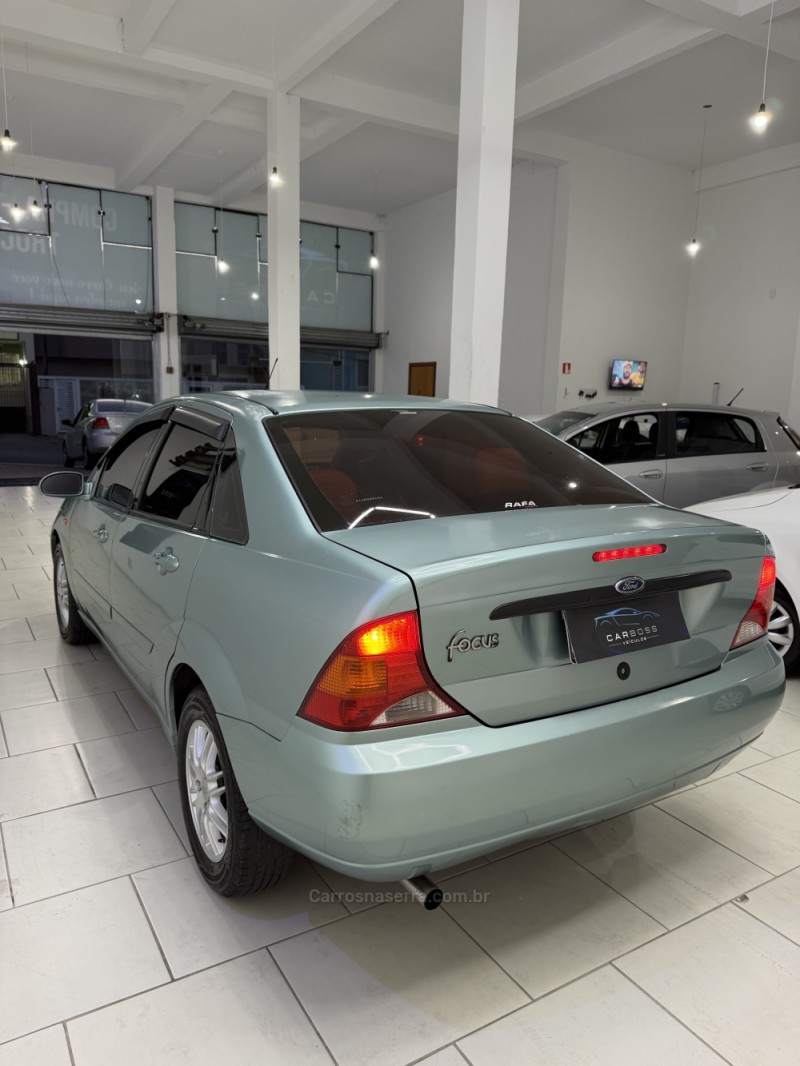 FOCUS 2.0 GHIA 16V FLEX 4P MANUAL - 2001 - CAXIAS DO SUL