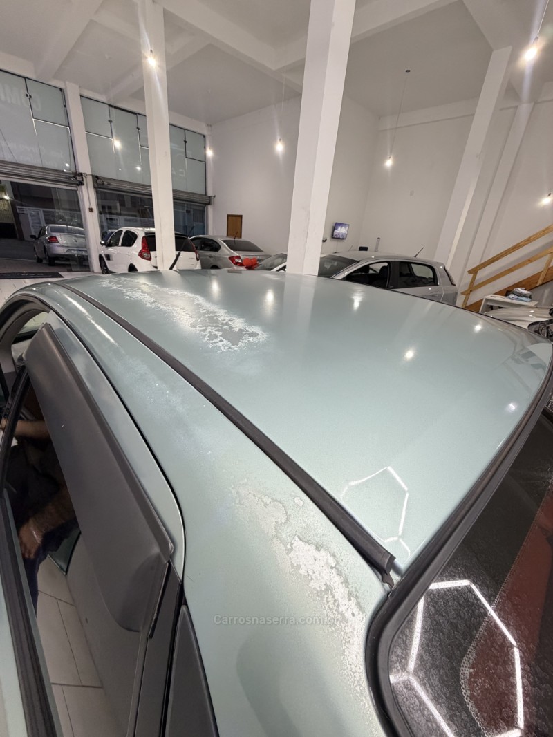 FOCUS 2.0 GHIA 16V FLEX 4P MANUAL - 2001 - CAXIAS DO SUL