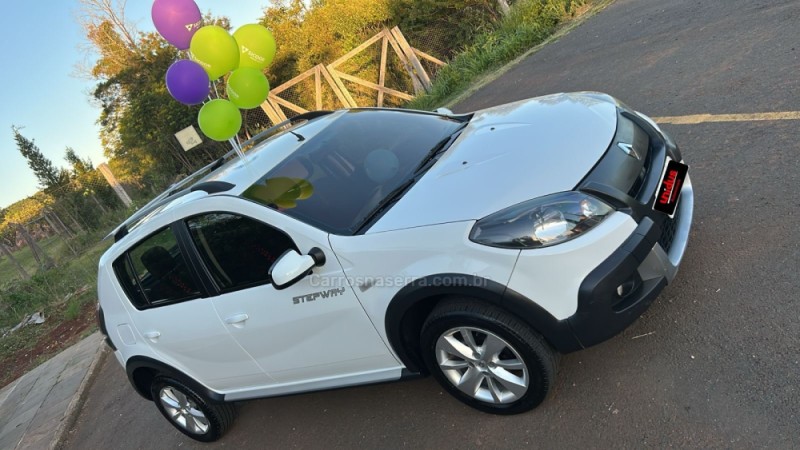 SANDERO 1.6 STEPWAY 16V FLEX 4P MANUAL - 2014 - DOIS IRMãOS