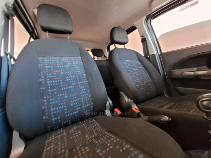 UNO 1.0 VIVACE 8V FLEX 4P MANUAL - 2013 - CANELA