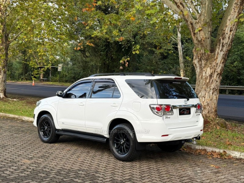 HILUX SW4 3.0 SRV 4X4 7 LUGARES 16V TURBO INTERCOOLER DIESEL 4P AUTOMÁTICO - 2015 - DOIS IRMãOS