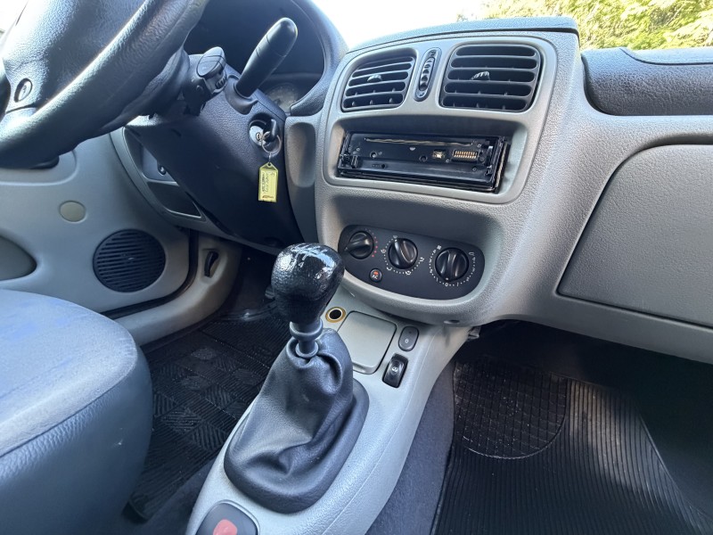 CLIO 1.0 AUTHENTIQUE SEDAN 16V GASOLINA 4P MANUAL - 2005 - CAXIAS DO SUL