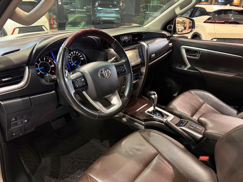 HILUX SW4 2.8 SRX 4X4 7 LUGARES 16V TURBO INTERCOOLER DIESEL 4P AUTOMÁTICO - 2018 - FARROUPILHA