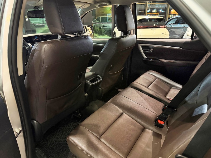 HILUX SW4 2.8 SRX 4X4 7 LUGARES 16V TURBO INTERCOOLER DIESEL 4P AUTOMÁTICO - 2018 - FARROUPILHA