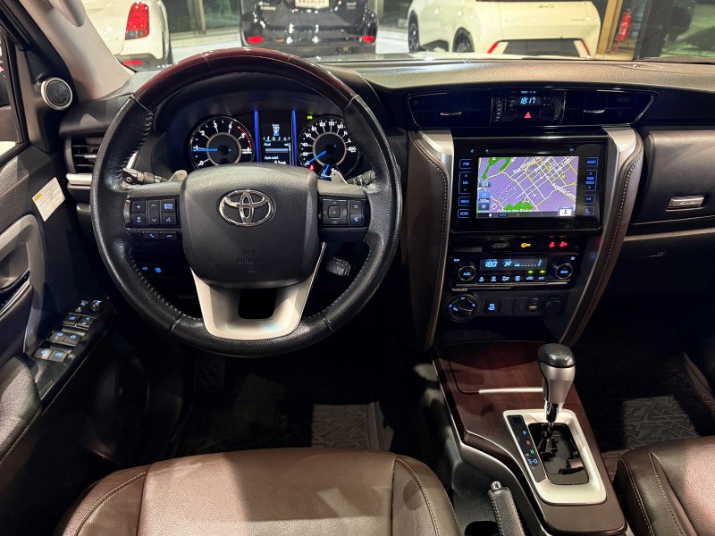 HILUX SW4 2.8 SRX 4X4 7 LUGARES 16V TURBO INTERCOOLER DIESEL 4P AUTOMÁTICO - 2018 - FARROUPILHA