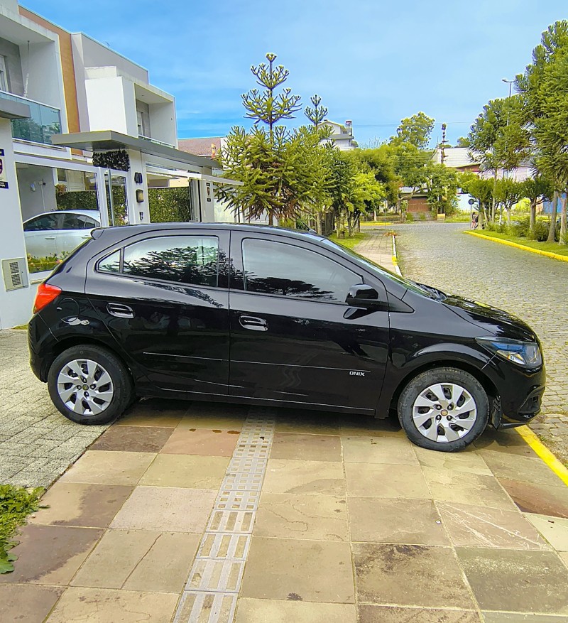 ONIX 1.4 MPFI LT 8V FLEX 4P MANUAL - 2014 - FARROUPILHA
