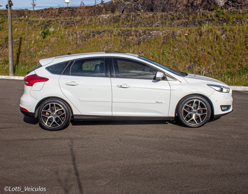 FOCUS 2.0 TITANIUM PLUS 16V FLEX 4P AUTOMÁTICO - 2016 - FARROUPILHA