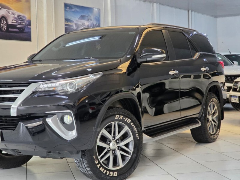 HILUX SW4 2.8 SRX 4X4 7 LUGARES 16V TURBO INTERCOOLER DIESEL 4P AUTOMÁTICO - 2017 - SAPUCAIA DO SUL