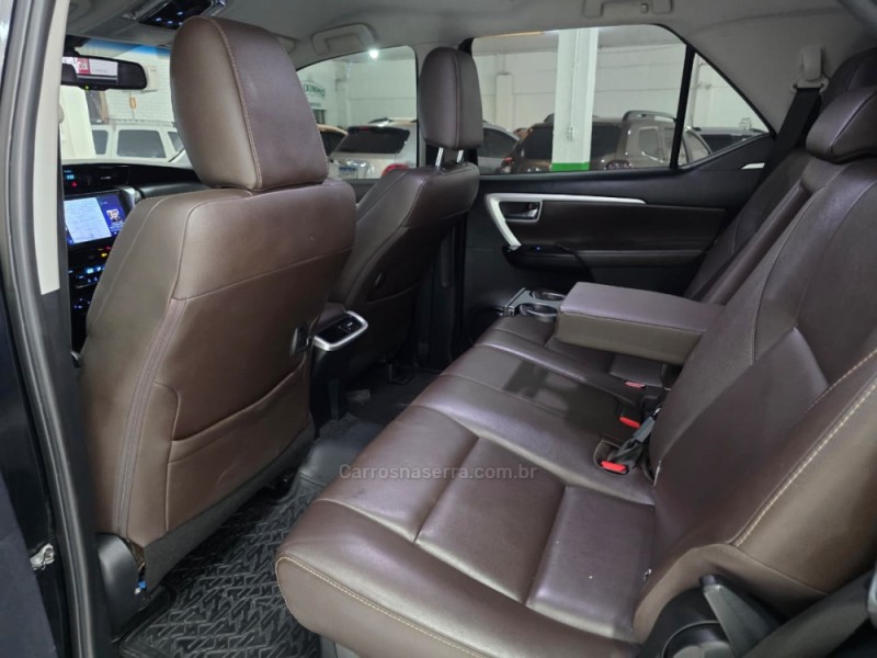 HILUX SW4 2.8 SRX 4X4 7 LUGARES 16V TURBO INTERCOOLER DIESEL 4P AUTOMÁTICO - 2017 - SAPUCAIA DO SUL