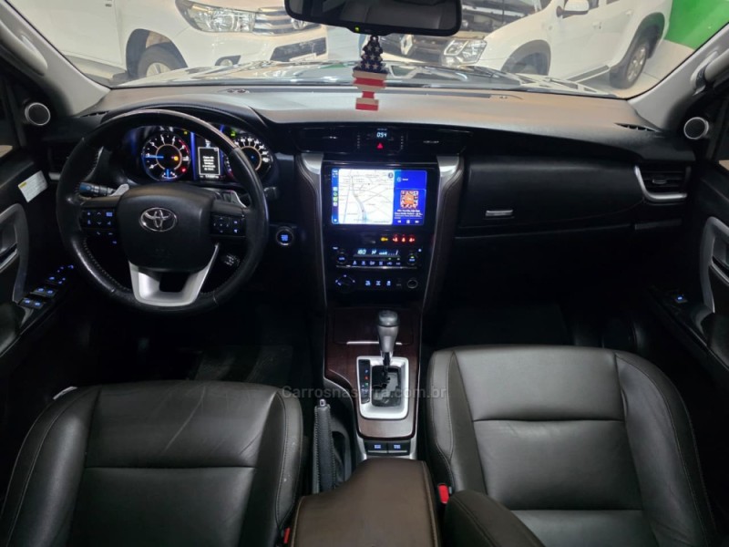 HILUX SW4 2.8 SRX 4X4 7 LUGARES 16V TURBO INTERCOOLER DIESEL 4P AUTOMÁTICO - 2017 - SAPUCAIA DO SUL