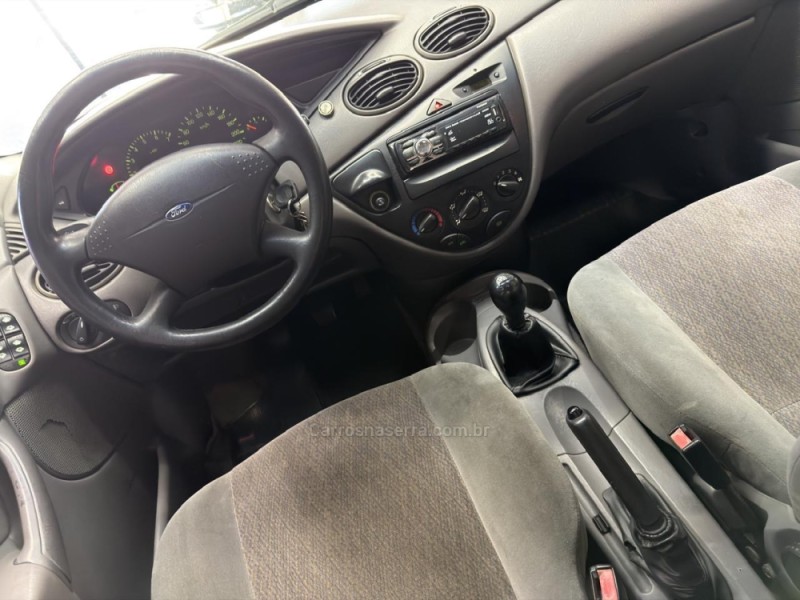FOCUS 1.8 16V GASOLINA 4P MANUAL - 2001 - CAXIAS DO SUL