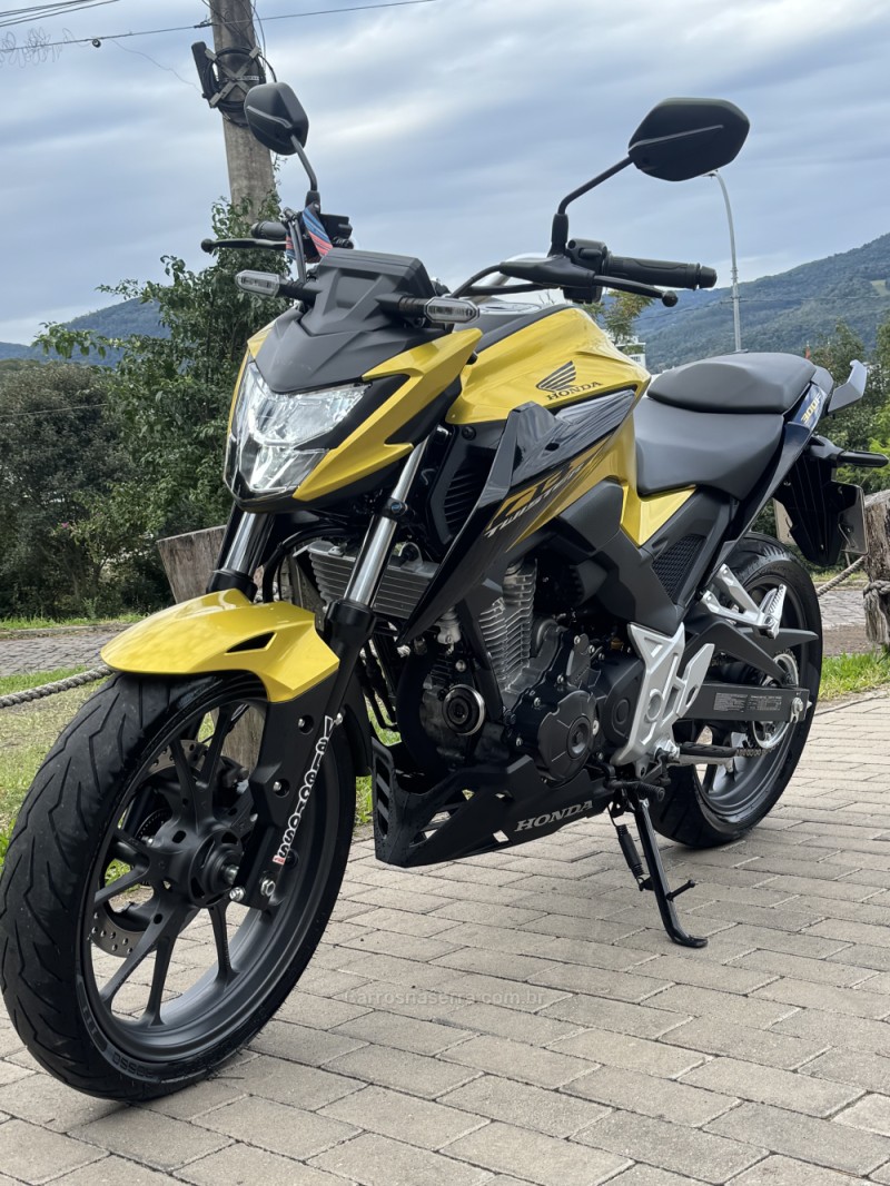 CB 300F TWISTER ABS - 2023 - ENCANTADO