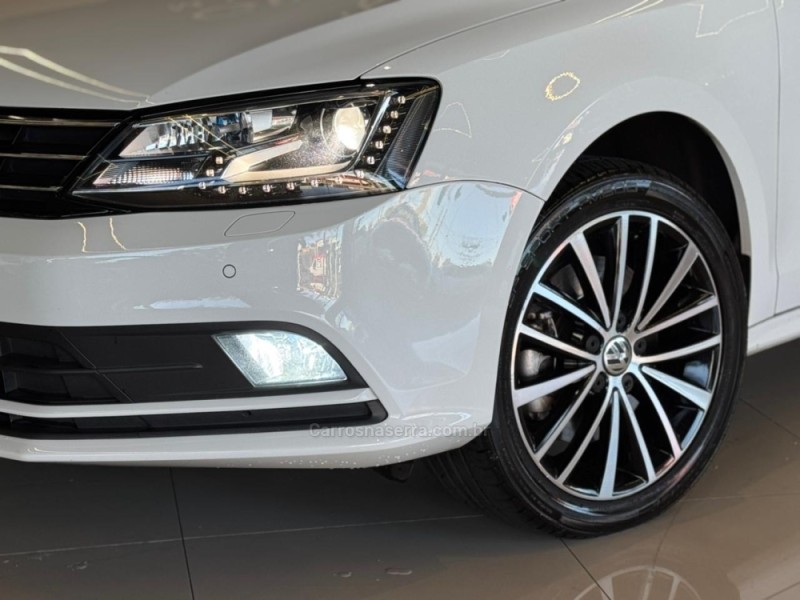 JETTA 2.0 TSI HIGHLINE 200CV GASOLINA 4P TIPTRONIC - 2017 - DOIS IRMãOS