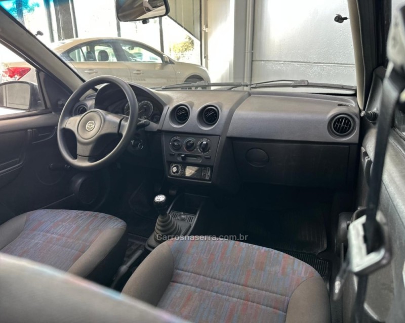 CELTA 1.0 MPFI LIFE 8V FLEX 4P MANUAL - 2011 - VACARIA