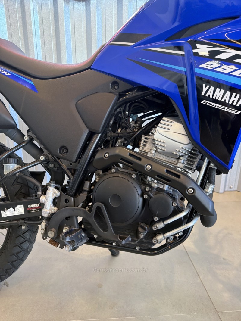 XTZ 250 LANDER - 2023 - VERANóPOLIS