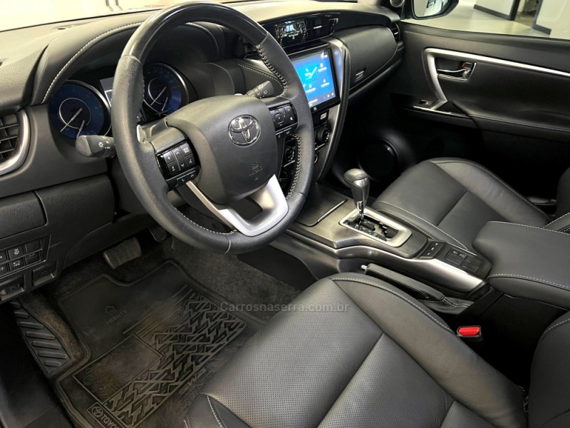 HILUX SW4 2.8 4X4 SRX PLATINUM TURBO DIESEL 4P AUTOMÁTICO - 2025 - FLORES DA CUNHA