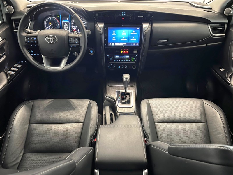 HILUX SW4 2.8 4X4 SRX PLATINUM TURBO DIESEL 4P AUTOMÁTICO - 2025 - FLORES DA CUNHA
