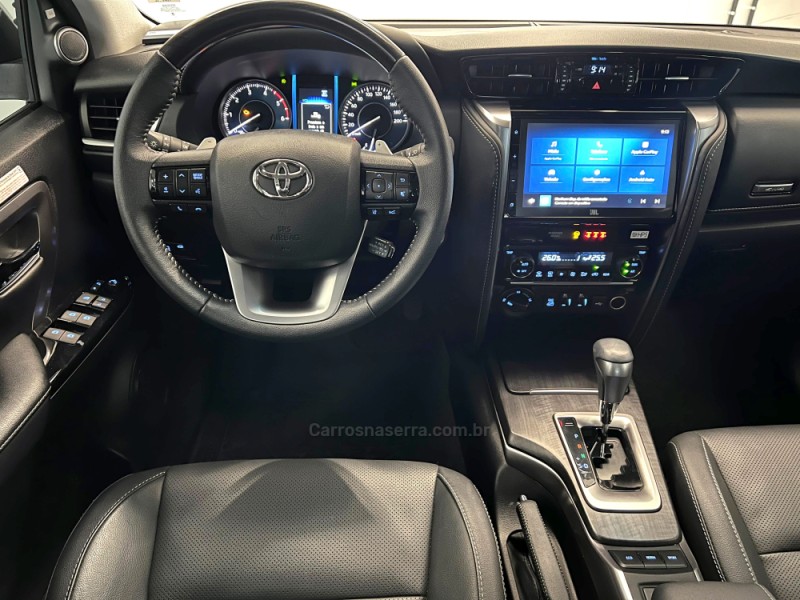 HILUX SW4 2.8 4X4 SRX PLATINUM TURBO DIESEL 4P AUTOMÁTICO - 2025 - FLORES DA CUNHA