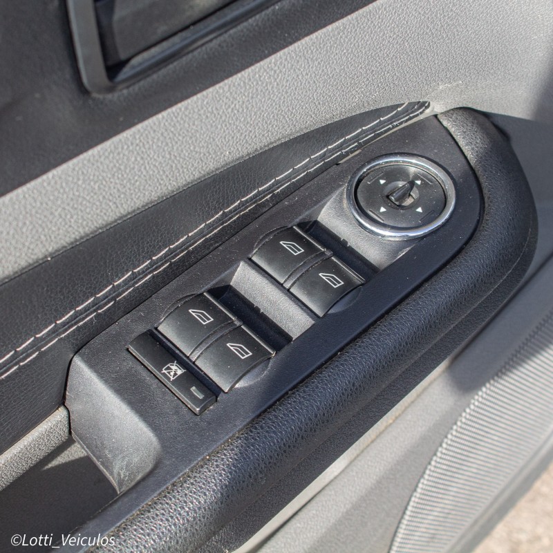 FOCUS 1.6 SE 16V FLEX 4P MANUAL - 2013 - FARROUPILHA