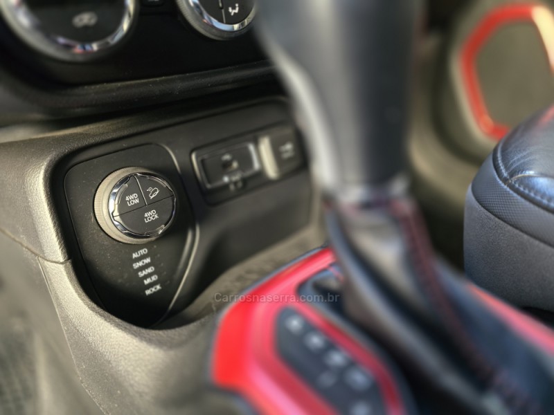 RENEGADE 2.0 16V TURBO DIESEL TRAILHAWK 4P 4X4 AUTOMÁTICO - 2016 - CAXIAS DO SUL