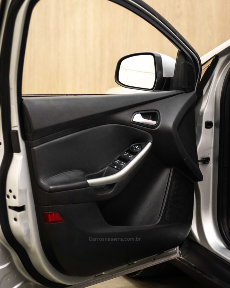 FOCUS 2.0 SE HATCH 16V FLEX 4P AUTO - 2014 - CAXIAS DO SUL