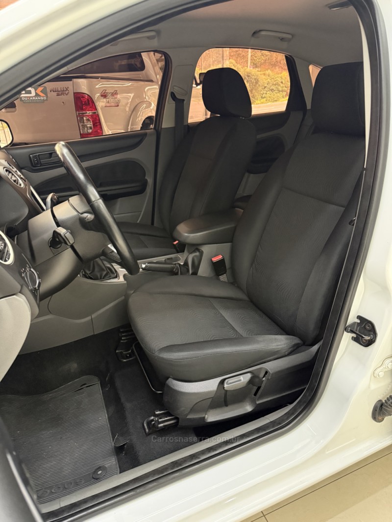 FOCUS 1.6 GLX 16V FLEX 4P MANUAL - 2013 - FARROUPILHA