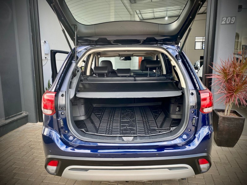 OUTLANDER 2.0 MIVEC HPE GASOLINA 4P AUTOMÁTICO - 2019 - LAJEADO