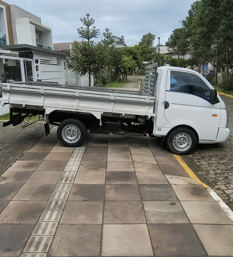 HR 2.5 TCI HD LONGO COM CAÇAMBA 4X2 8V 97CV TURBO INTERCOOLER DIESEL 2P MANUAL - 2011 - FARROUPILHA