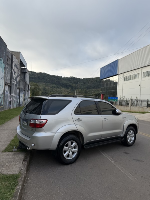 HILUX SW4 3.0 SRV 4X4 7 LUGARES 16V TURBO INTERCOOLER DIESEL 4P AUTOMÁTICO - 2010 - CAXIAS DO SUL
