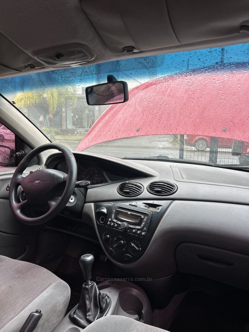 FOCUS 1.8 16V GASOLINA 4P MANUAL - 2001 - CAXIAS DO SUL