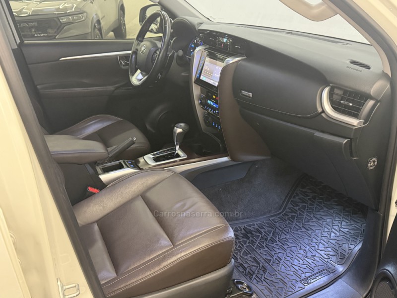 HILUX SW4 2.8 SRX 4X4 7 LUGARES 16V TURBO INTERCOOLER DIESEL 4P AUTOMÁTICO - 2016 - CAXIAS DO SUL