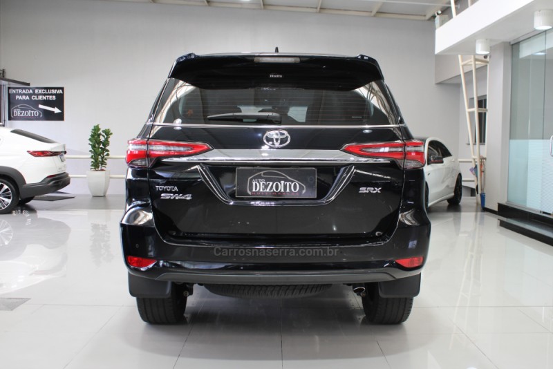 HILUX SW4 2.8 4X4 SRX PLATINUM TURBO 7 LUGARES DIESEL 4P AUTOMÁTICO - 2021 - CAXIAS DO SUL