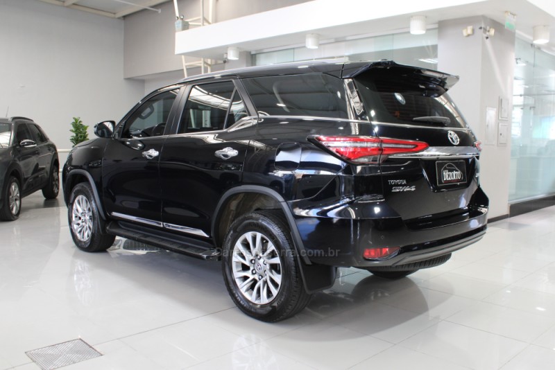 HILUX SW4 2.8 4X4 SRX PLATINUM TURBO 7 LUGARES DIESEL 4P AUTOMÁTICO - 2021 - CAXIAS DO SUL