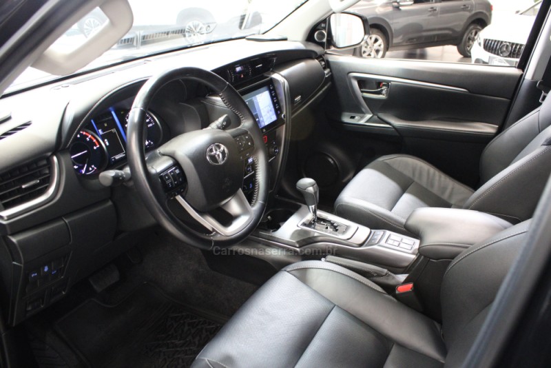 HILUX SW4 2.8 4X4 SRX PLATINUM TURBO 7 LUGARES DIESEL 4P AUTOMÁTICO - 2021 - CAXIAS DO SUL