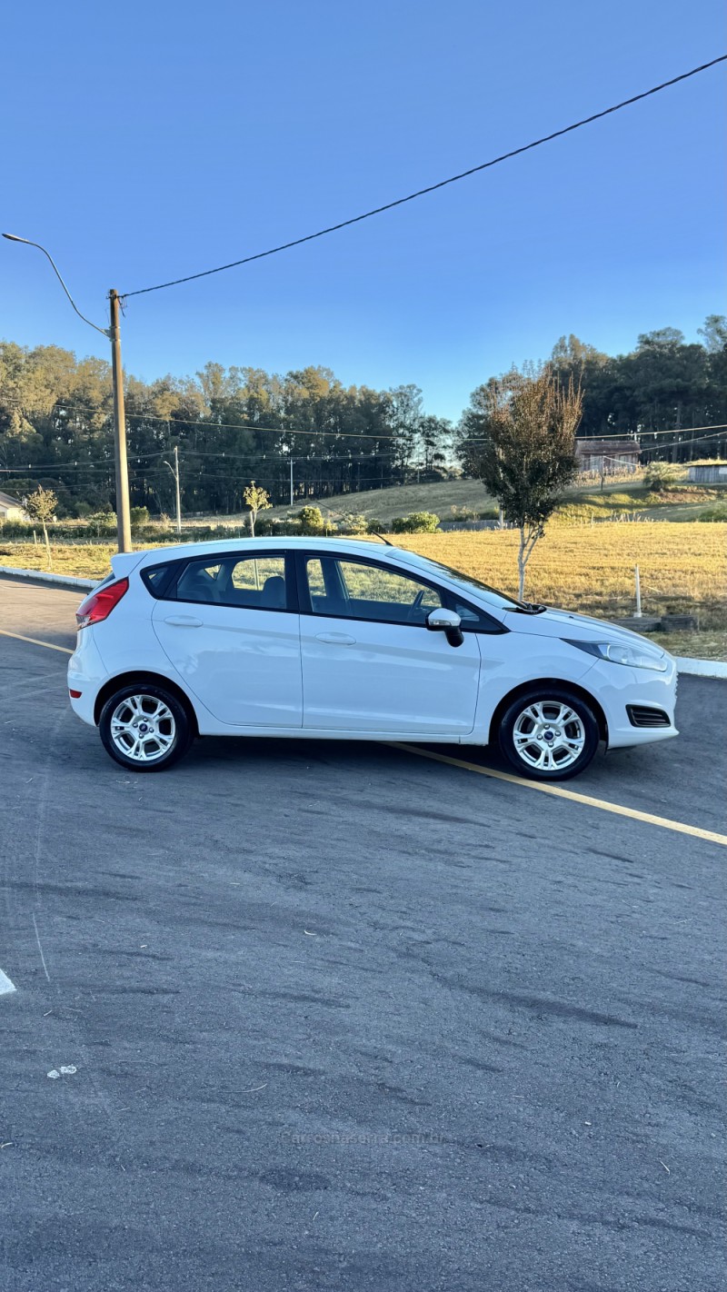 FIESTA 1.6 SE HATCH 16V FLEX 4P MANUAL - 2017 - CARLOS BARBOSA
