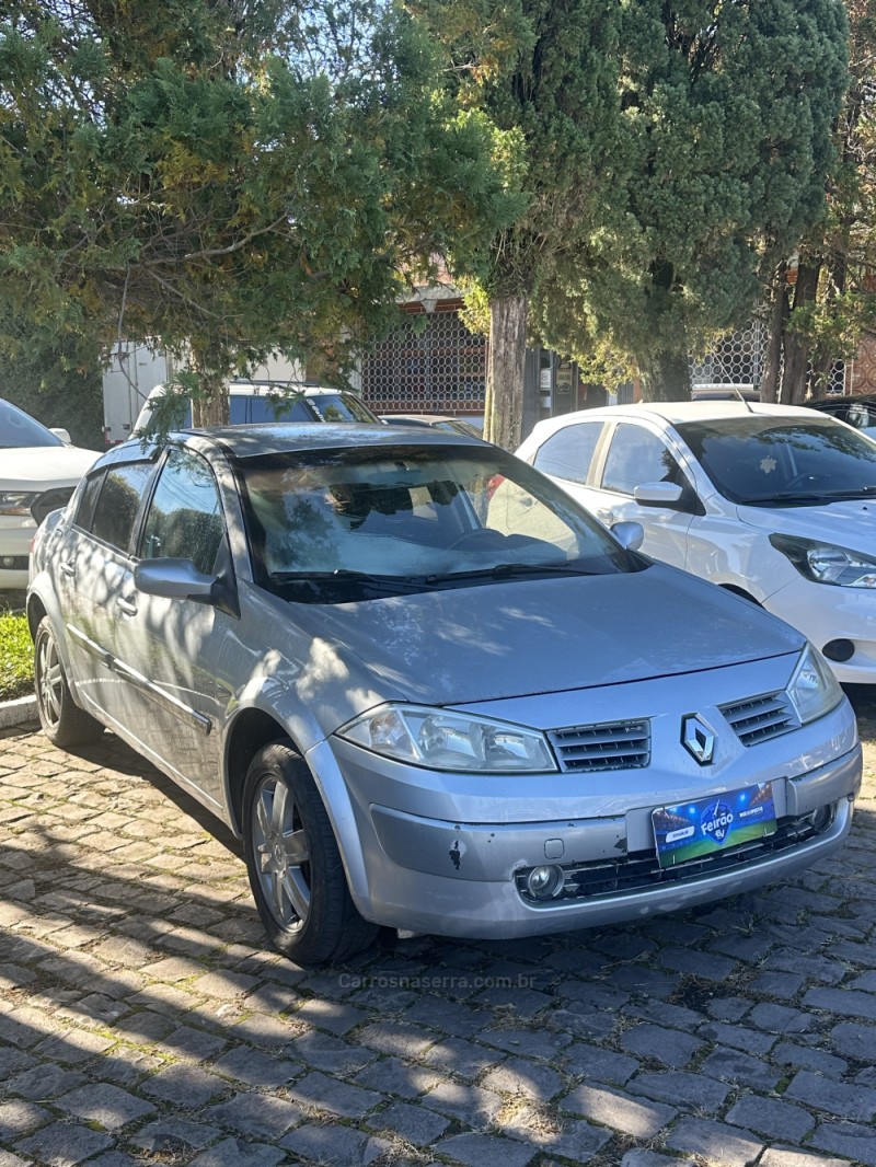 MÉGANE 2.0 DYNAMIQUE SEDAN 16V GASOLINA 4P MANUAL - 2007 - CAXIAS DO SUL
