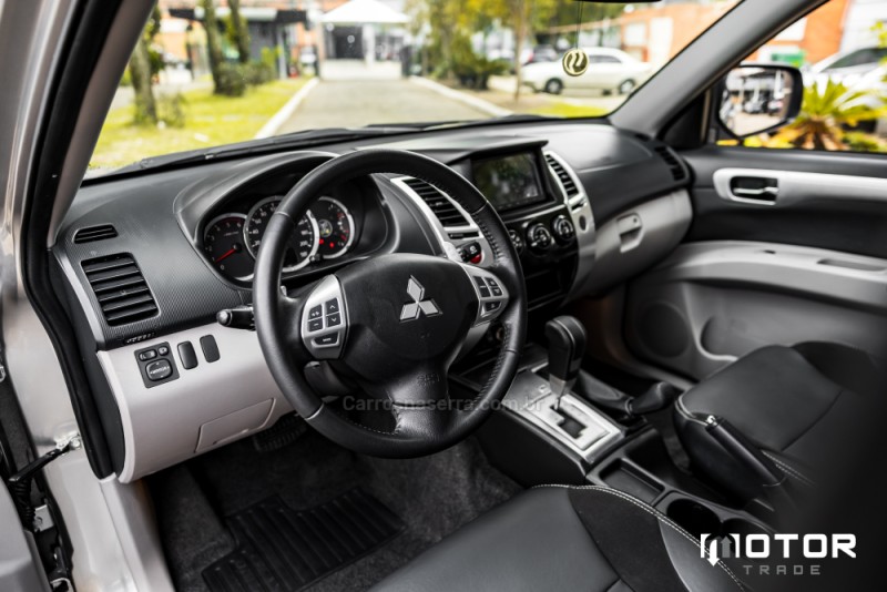 PAJERO DAKAR 3.2 HPE 4X4 7 LUGARES 16V TURBO INTERCOOLER DIESEL 4P AUTOMÁTICO - 2018 - PORTO ALEGRE