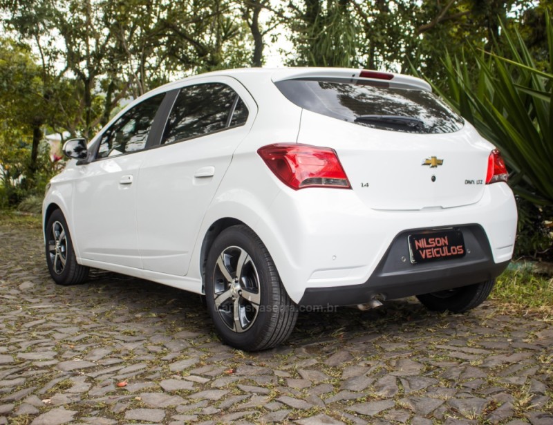 ONIX 1.4 MPFI LTZ 8V FLEX 4P MANUAL - 2017 - NOVO HAMBURGO