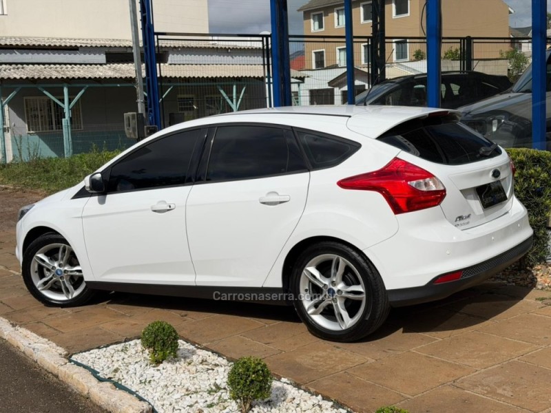 FOCUS 1.6 SE 16V FLEX 4P MANUAL - 2015 - LAGOA VERMELHA