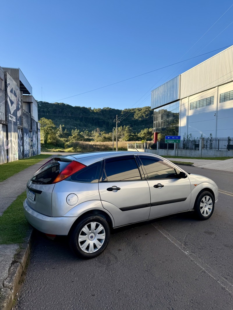 FOCUS 1.8 GLX 16V GASOLINA 4P MANUAL - 2001 - CAXIAS DO SUL