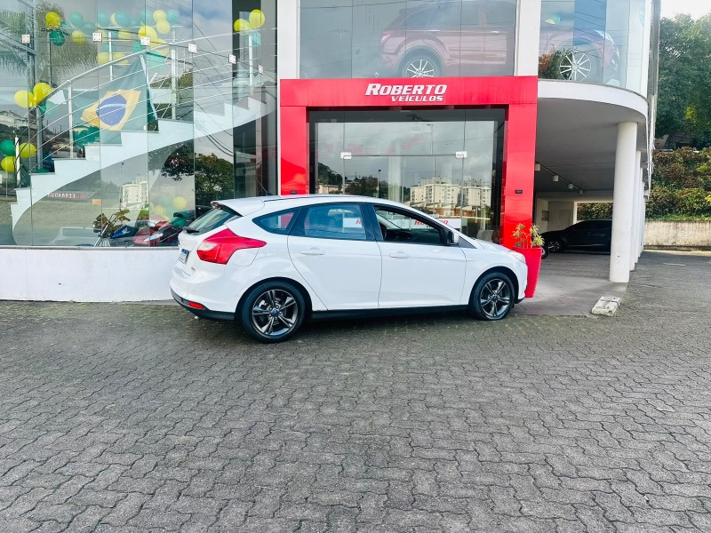 FOCUS 1.6 SE 16V FLEX 4P MANUAL - 2014 - BENTO GONçALVES