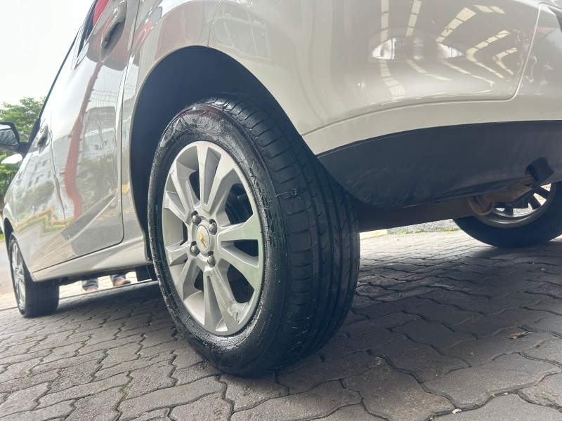 ONIX 1.0 MPFI LOLLAPALOOZA 8V FLEX 4P MANUAL - 2014 - TRêS COROAS