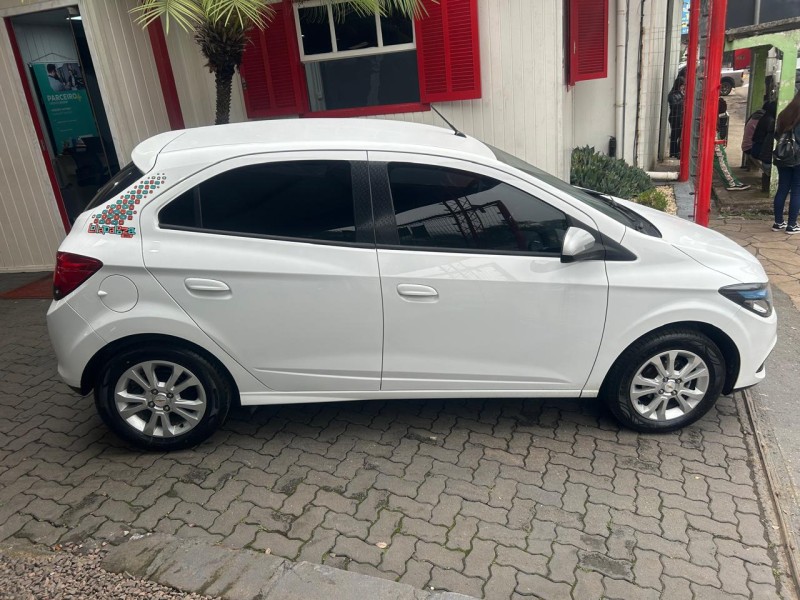 ONIX 1.0 MPFI LOLLAPALOOZA 8V FLEX 4P MANUAL - 2014 - TRêS COROAS
