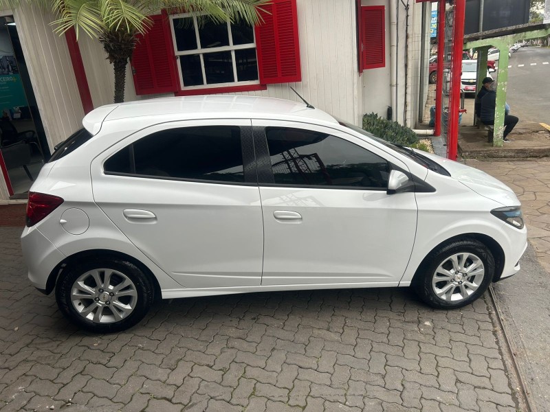 ONIX 1.0 MPFI LOLLAPALOOZA 8V FLEX 4P MANUAL - 2014 - TRêS COROAS