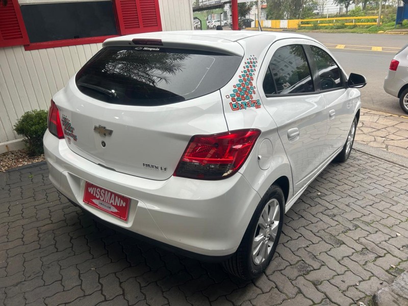 ONIX 1.0 MPFI LOLLAPALOOZA 8V FLEX 4P MANUAL - 2014 - TRêS COROAS