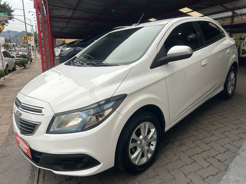ONIX 1.0 MPFI LOLLAPALOOZA 8V FLEX 4P MANUAL - 2014 - TRêS COROAS