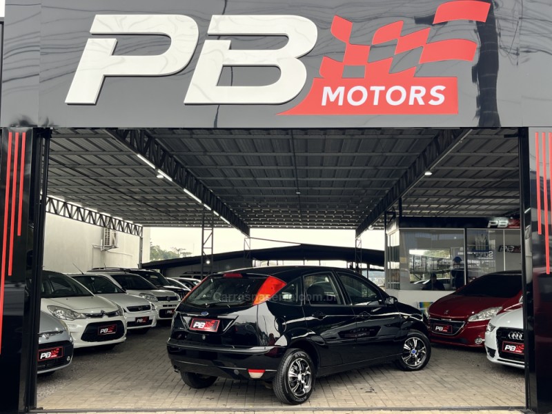 FOCUS 1.6 8V GASOLINA 4P MANUAL - 2008 - CAXIAS DO SUL